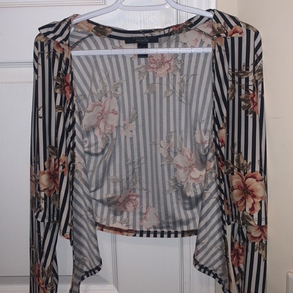 Tie in the front crop top - Picture 3 of 3